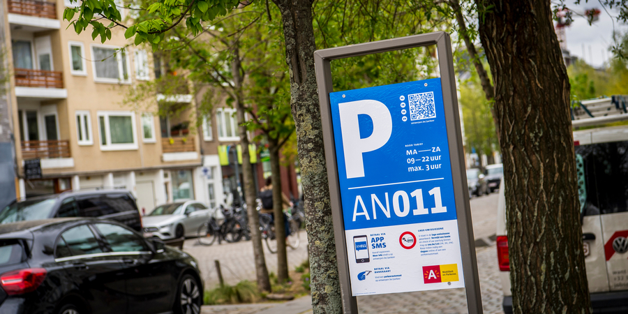 parkeerinformatiebord op straat